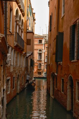 Venedik 'in güzel şehrinde yürüyorum ve hayranlık duyuyorum.