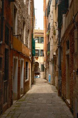 Venedik 'in güzel şehrinde yürüyorum ve hayranlık duyuyorum.