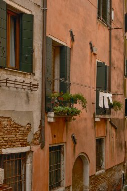 Venedik 'in güzel şehrinde yürüyorum ve hayranlık duyuyorum.