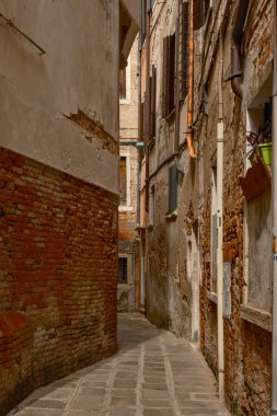 Venedik 'in güzel şehrinde yürüyorum ve hayranlık duyuyorum.