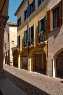 Padua 'nın güzel şehrinde yürüyorum ve hayranlık duyuyorum.