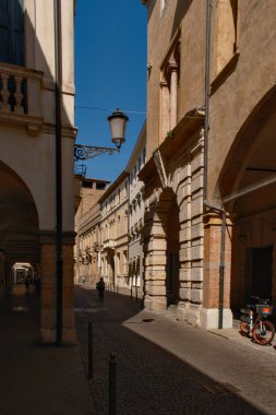 Padua 'nın güzel şehrinde yürüyorum ve hayranlık duyuyorum.
