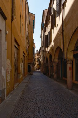 Padua 'nın güzel şehrinde yürüyorum ve hayranlık duyuyorum.