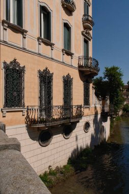 Padua 'nın güzel şehrinde yürüyorum ve hayranlık duyuyorum.