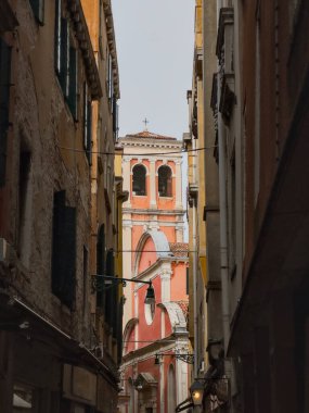 Venedik 'in güzel şehrinde yürüyorum ve hayranlık duyuyorum.