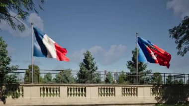 3D modelleme ve Fransa ve Paris bayrağının rüzgarda dalgalandığı tarihi bir balkon videosu.