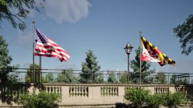ABD ve Maryland bayraklarının rüzgarda dalgalandığı 3 boyutlu tarihi balkon modellemesi
