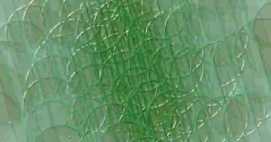 Çok farklı renk ve hareketlere sahip çizgi ve dairelerin soyut animasyonu