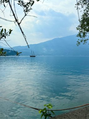 Güzel Garda Gölü 'nde yürüyüp fotoğraf çektirmek