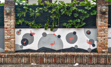 Siyah beyaz desenli eski tuğla duvar.