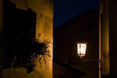 İtalyan güzelliğini en büyüleyici ve gizli kısımlarıyla yürüyüp fotoğraflıyor.