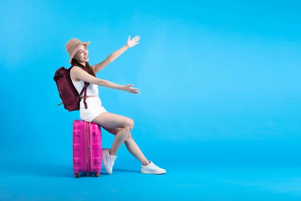 Happy Asian Kobieta Podróżnik Siedzi Walizce Bagażu Pokazując Puste Miejsce — Zdjęcie stockowe