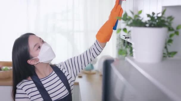 Toz Beziyle Evi Temizleyen Genç Asyalı Kadın Güzel Temizlik Işçisi — Stok video