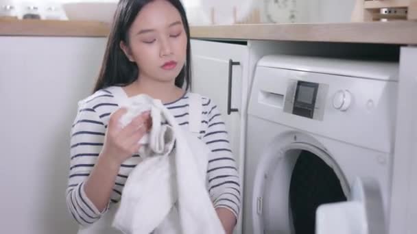 Unavená Šílená Asiatka Doma Pere Prádlo Frustrovaná Dívka Dává Oblečení — Stock video
