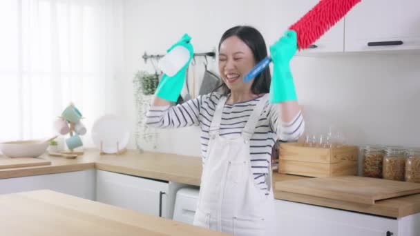 Joven Mujer Asiática Feliz Limpiando Hogar Mientras Levanta Las Manos — Vídeo de stock
