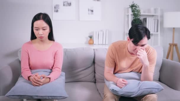 Namorado Asiático Perturbado Namorada Sentados Juntos Sofá Casa Depois Ter — Vídeo de Stock
