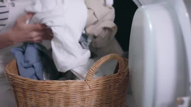 Close Mulher Lavando Roupa Casa Menina Bonita Colocando Roupas Frente — Vídeo de Stock