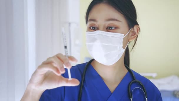 Κοντινό Πλάνο Της Γυναίκας Ασιάτισσας Νοσοκόμας Που Κρατάει Μια Βελόνα — Αρχείο Βίντεο