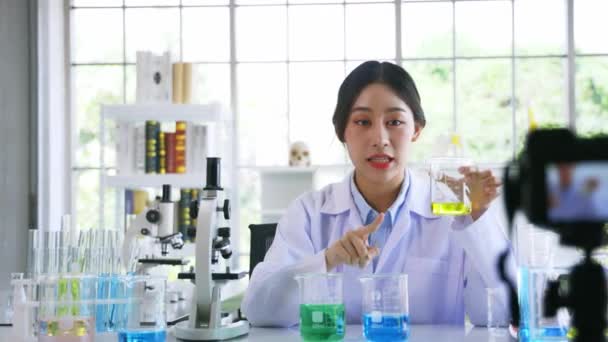 穿着实验室外套的年轻女医生的画像 网上录像课和实验室医学研究与科学实验日志 — 图库视频影像