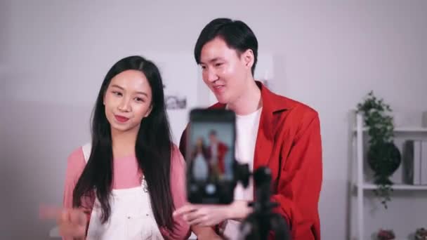 Азиатская Молодая Пара Tiktoker Создает Свое Танцевальное Видео Смартфоном Камеры — стоковое видео