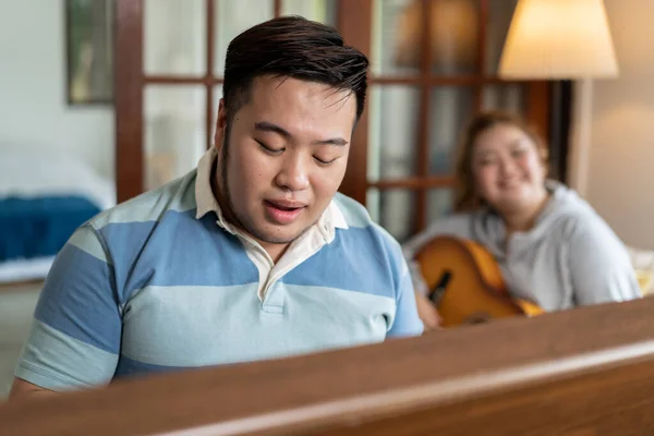 Young Asian Chubby Couple Singing Playing Acoustic Guitar Piano Together — Stock fotografie