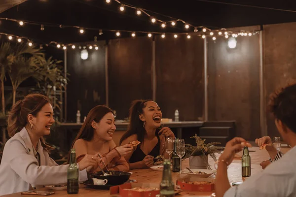 Jóvenes Amigos Asiáticos Comiendo Disfrutando Cena Juntos Restaurante Aire Libre —  Fotos de Stock
