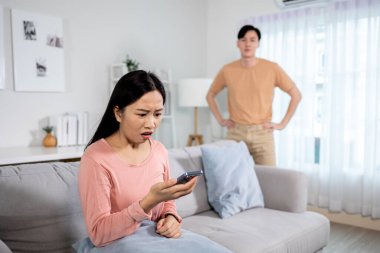 Kıskanç Asyalı kız arkadaşı aldatan erkek arkadaşının telefonundaki mesajları okuyarak sadakatsizlikten şüpheleniyor. Karısının kocasını kontrol etmesi akıllı telefon ve kıskançlık sorunu.