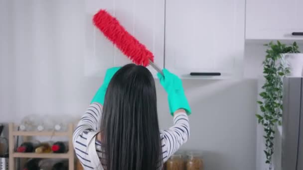Toz Beziyle Evi Temizleyen Genç Asyalı Kadın Güzel Temizlik Işçisi — Stok video