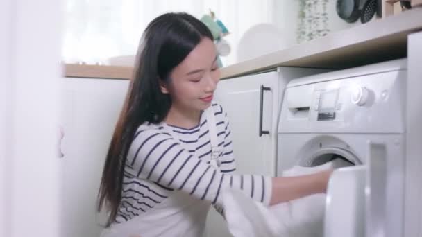 Joven Mujer Asiática Feliz Sonriendo Haciendo Colada Casa Hermosa Chica — Vídeos de Stock