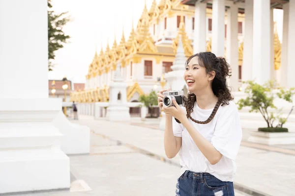 アジアの女性観光客のバックパッカーの笑顔 旅行やバンコク タイの寺院の背景と写真を撮る アジアの人々は興奮して楽しい旅行をしている — ストック写真