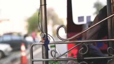Geleneksel Tuk-tuk 'un içinde Bangkok, Tayland' da dolaşıyoruz.