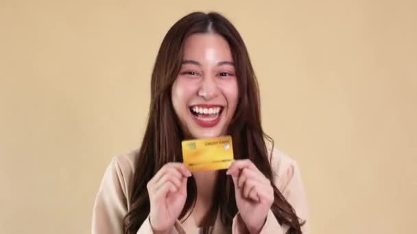 Νεαρή Ασιάτισσα Που Κρατά Μια Πιστωτική Κάρτα Και Χορεύει Χαρούμενα — Αρχείο Βίντεο