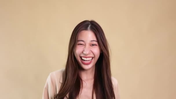 Emocionado Gritando Joven Mujer Asiática Pie Mirando Cámara Aislada Sobre — Vídeo de stock