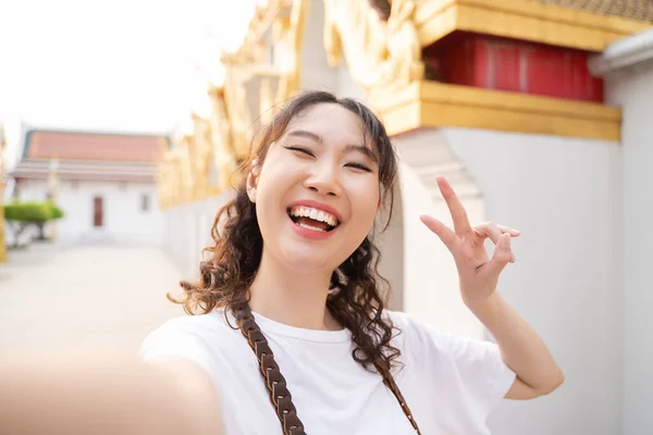 Счастливый Азиатский Турист Делает Селфи Смартфоном Храмовым Ландшафтом Позади Бангкоке — стоковое фото