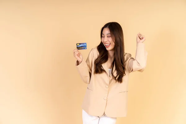 Jovem Mulher Asiática Segurando Cartão Crédito Dançando Feliz Sobre Fundo — Fotografia de Stock