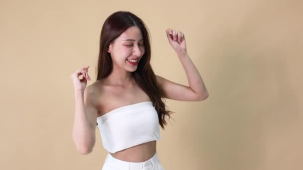 Joven Chica Asiática Camisa Blanca Bailando Con Expresión Inspirada Cara — Vídeo de stock