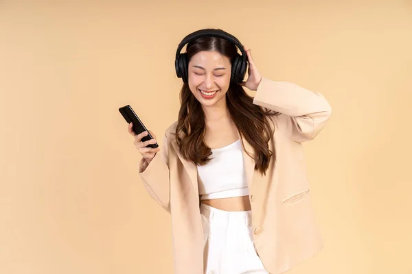 Jovem Asiática Feliz Sorrindo Mulher Terno Negócios Casual Segurando Telefone — Fotografia de Stock