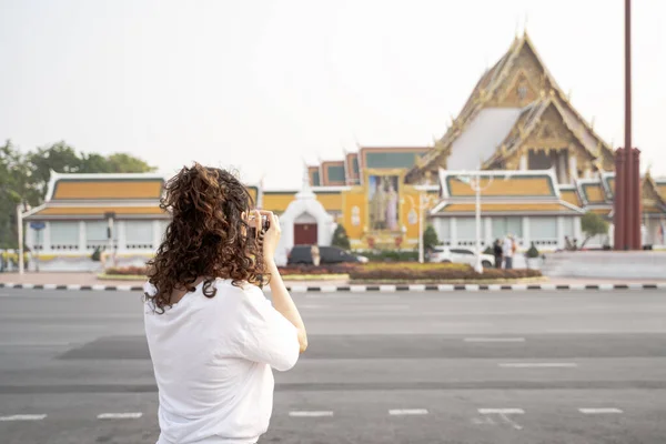 Back Asian Woman Tourist Backpacker Traveling Taking Photo Temple Background — Stock Photo, Image
