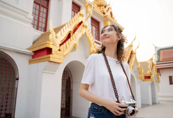 在泰国曼谷 亚洲女背包客带着寺庙背景微笑 旅行和拍照 亚洲人既兴奋又快乐 — 图库照片