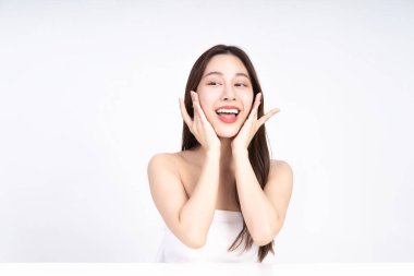 Sağlıklı bir yüz derisi olan Asyalı genç bir kızın yakın plan portresi. Stüdyo arka planında temiz cilt bakımına sahip güzel bir kadın. Cilt bakımı kavramı.