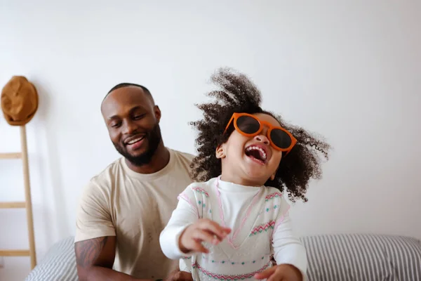 Mutlu Afrikalı Amerikalı Aile Babası Küçük Tatlı Kız Çocuğu Portresi — Stok fotoğraf