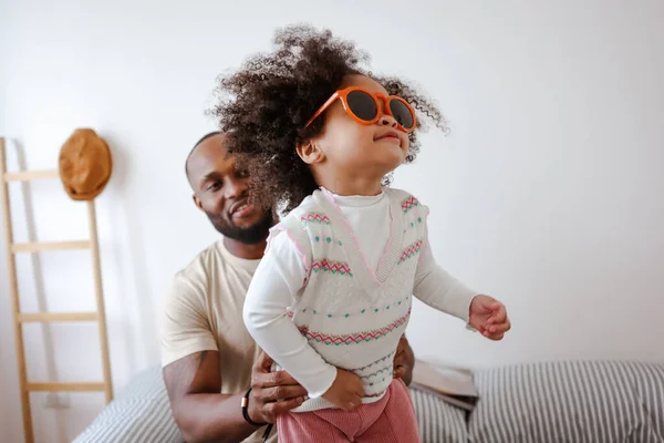 Mutlu Afrikalı Amerikalı Aile Babası Küçük Tatlı Kız Çocuğu Portresi — Stok fotoğraf