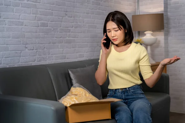 Young Asian Woman Complaining Mobile Phone She Received Wrong Damaged — Stock Photo, Image