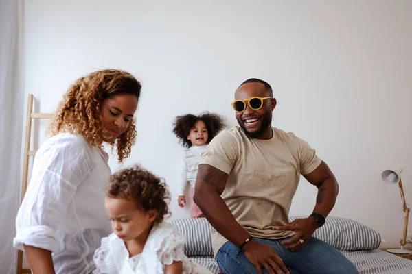 Yatakta Oynayan Kaynaşan Kaliteli Zaman Geçiren Mutlu Siyahi Aile Sevgi — Stok fotoğraf