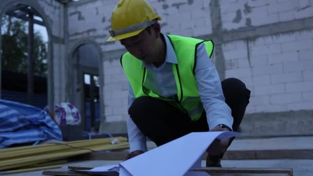 Insinyur Muda Asia Dalam Teknik Seragam Dan Helm Lokasi Konstruksi — Stok Video