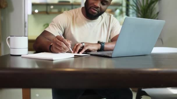 Jovem Negócio Negro Afro Americano Homem Trabalhando Casa Mesa Com — Vídeo de Stock