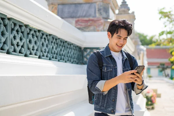 Retrato Viajero Asiático Usando Teléfono Móvil Acera Del Templo Budista — Foto de Stock