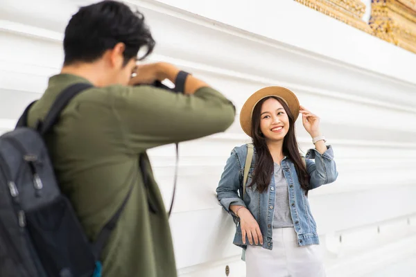 Portrait Asian Man Woman Couple Travelers Relationship Boyfriend Taking Photo — Stock Photo, Image