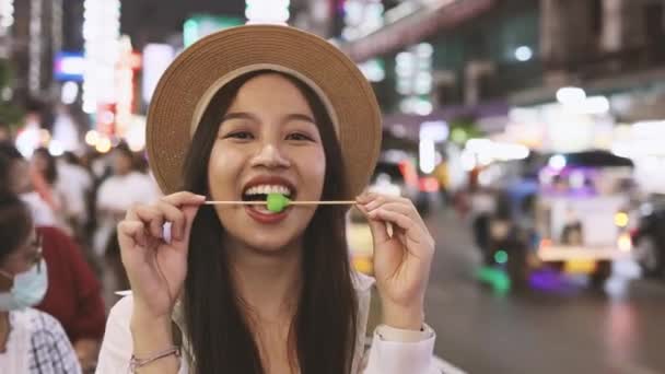 曼谷耀华拉特路 亚洲妇女在夜市与人群一起享用街头食物 — 图库视频影像