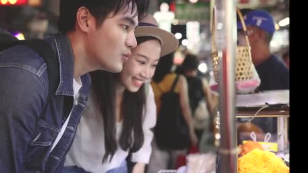 Aziatisch Paar Zoek Naar Het Bestellen Van Voedsel Uit Straat — Stockvideo